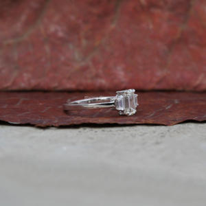 Anillo de compromiso de tres piedras cultivadas en laboratorio con corte esmeralda de 1,0 quilates, regalo de aniversario para su anillo de diamante CVD - Product Image 2