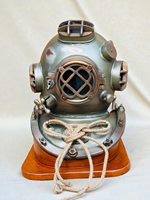 Casque de plongée commando bicolore argent et violet, casque de plongée lourd de type Boston, objet de décoration marine et nautique.