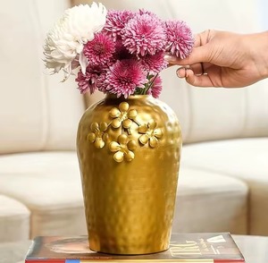 Vase en or minimaliste élégant, idéal pour les arrangements floraux de mariage, les anniversaires, la décoration de fête et le style de salon haut de gamme - Product Image 2