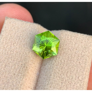 Peridoto verde natural de corte estrella de precisión de 3.0 CT impecable, procedente de la mina Supat, Pakistán. - Product Image 1