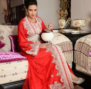 Kaftan de dos piezas de boda roja para mujer de Qatar con bordado y cuentas que funcionan con cinturón de aspecto elegante - Product Image 1