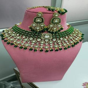 Ensemble de collier de mariée Polki de qualité supérieure avec Maang Tikka Ensemble de bijoux de luxe pour les occasions de fête, les mariages, les occasions festives - Product Image 1