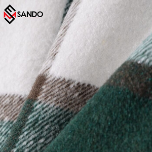 Chaqueta universitaria de béisbol para hombre OEM al por mayor serigrafía personalizada de alta calidad con parches bordados de lentejuelas en tela vaquera - Product Image 4