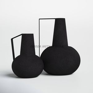 Ensemble tendance de deux vases en métal au fini noir élégant présentant des formes modernes et un design unique, idéal pour une décoration intérieure élégante - Product Image 1
