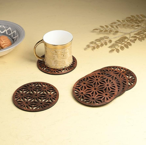 Posavasos de madera redondos, color marrón oscuro con un patrón geométrico cortado a láser, un juego elegante, disponible a precios de mayoreo. - Product Image 1