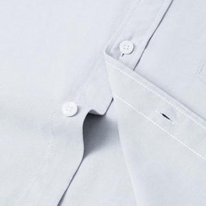 เสื้อเชิ้ตกระดุมสำหรับผู้ชายแขนสั้นทำจากผ้าระบายอากาศมีโลโก้แบรนด์และตัวเลือกสี - Product Image 3