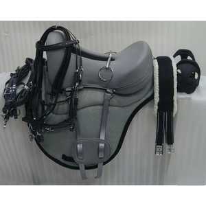 Sillín de caballo inglés resistente, juego completo a juego, árbol de fibra sintética, herrajes niquelados, cómodo, duradero, hecho a mano - Product Image 1