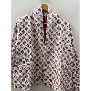 Chaqueta Bomber Acolchada de Pana Bagh Bordada a Mano con Flores de Rubí Talla XL Transpirable para Otoño/Invierno en Color Marfil - Product Image 2