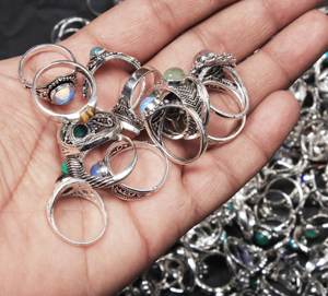 Bagues géométriques de style punk empilables en cuivre et laiton plaqué argent avec mélange de pierres de cristal de formes variées, fabriquées à la main - Product Image 1