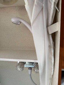 Autocaravana con Baño/Cama/Cocina Completos para Exteriores, con Sistema de Alimentación Integrado y Espacio de Preparación, Diseño Moderno - Product Image 3