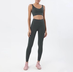 Conjunto de dos piezas para gimnasio y Fitness para mujer, de entrenamiento de manga larga Top, pantalones de Yoga de cintura alta con pantalones cortos, patrón sólido para Fitness Yoga - Product Image 1