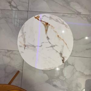 Table d'appoint ronde en marbre avec base géométrique-Table d'appoint élégante avec base en métal et dessus en pierre de marbre - Product Image 4