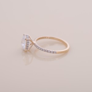 แหวนเพชรทรงกลมเจียระไนแบบบริลเลียนท์ที่ได้รับการรับรองจาก IGI สำหรับงานหมั้นและงานแต่งงาน ทำจากทอง 9K สีเหลือง/สีโรสโกลด์ และสีขาว พร้อมวงแหวนประดับเพชรแบบพาเว่ - Product Image 3