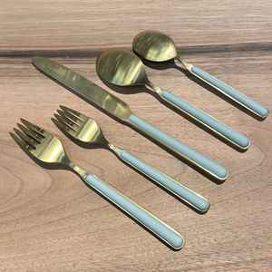 Ensemble de couverts au design classique de luxe en acier inoxydable avec finition dorée, parfait pour les repas au restaurant et la table élégante - Product Image 3