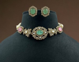 Ensemble de boucles d'oreilles en or antique plaqué Polki Kundan, magnifiques bijoux en laiton à la mode pour les mariages, les fêtes et les occasions d'anniversaire - Product Image 1