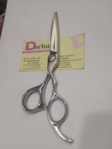 Tijeras de barbero profesionales de acero inoxidable de alta calidad con logotipo personalizado para cortar el cabello en Pakistán - Product Image 3