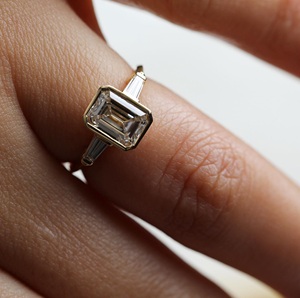 10K oro amarillo Esmeralda corte bisel conjunto compromiso boda anillo 2,20 Ctw Esmeralda moissanita tres piedras brida anillo de diamantes - Product Image 1