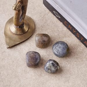 Vente en gros de pierres roulées d'iolite en vrac Cristaux de guérison naturels polis pour la méditation énergétique Reiki et la décoration intérieure - Product Image 5