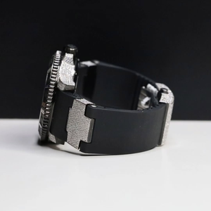 นาฬิกาข้อมือผู้ชายสไตล์สปอร์ตสุดหรู ดีไซน์นักดำน้ำโดดเด่น แต่งสีดำ-น้ำเงิน ประดับคริสตัล สายยาง ระบบควอตซ์ หน้าปัดอะนาล็อก - Product Image 3