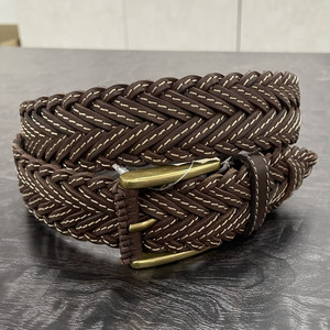 Cinturón de Cuero Trenzado Marrón Oscuro Vintage para Hombre con Costuras Blancas en Contraste y Hebilla de Latón Antiguo - Product Image 2