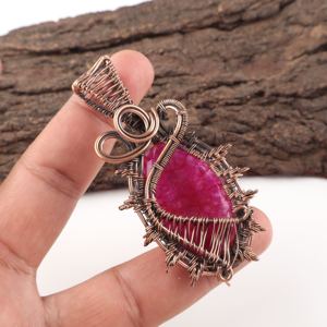 Raro rubí de Cachemira con corte ovalado, colgante de moda con piedra preciosa, envuelto en alambre de cobre chapado en plata, para bodas, compromisos y novias. - Product Image 1