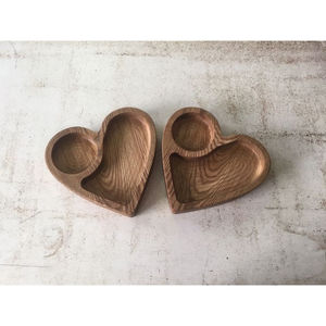 Bandejas para servir de madera maciza hechas a mano en forma de corazón con 2 compartimentos Bandejas para servir de madera maciza recién llegadas a la venta - Product Image 1