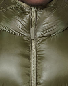 Vente en gros de manches régulières courtes pour l'hiver Fermeture à glissière complète Bouffant à capuche Rembourré personnalisé en fibre de polyester Broderie de couleur olive - Product Image 3