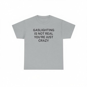 T-shirt unisex in cotone girocollo a maniche corte con stampa ironica e sarcastica: 'Gaslighting non esiste, sei solo pazzo' - Regalo scherzoso meme - Product Image 2