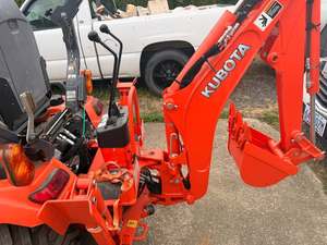 Tractor Diésel Kubota BX23S Usado con Cargador Frontal y Retroexcavadora 4x4 de Grado Comercial para Mantenimiento de Propiedades Agrícolas y Ranchos - Product Image 2