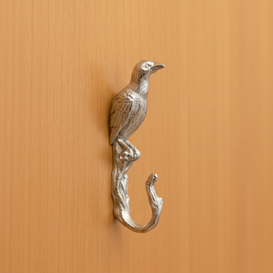 Porte-manteau mural décoratif en forme d'oiseau, finition argent poli, design moderne, pour entrée, chambre ou décoration intérieure. - Product Image 1