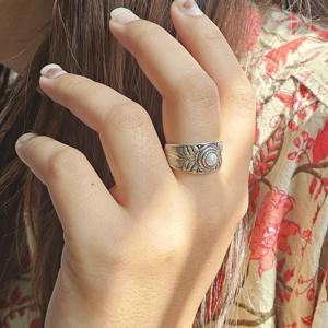 แหวนพลอยสีเงินประดับมุกหรูหราและมีสไตล์ทันสมัยสำหรับงานแต่งงานและงานครบรอบ - Product Image 5