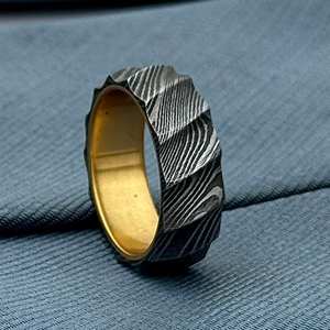 Anneau de lame en acier damas ondulé fait à la main avec manchon en laiton bande de couple esthétique pour lui fabricant direct - Product Image 3