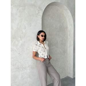 Blusa de Mujer con Elegantes Detalles de Encaje, Camisa Brillante para Mujeres Amantes de la Moda - Product Image 3