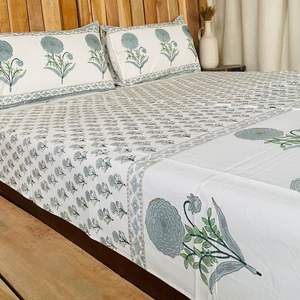 Parures de lit indiennes artisanales Sanganeri imprimées à la main, draps de lit avec taies d'oreiller - Product Image 1