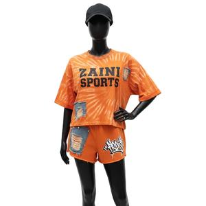 Ensemble t-shirt et short pour femme, jersey de coton 200 GSM, tie-dye orange, empiècements en denim, logo imprimé, ensembles personnalisés pour femmes - Product Image 1