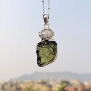 Colgante de moldavita genuina hecho a mano, piedra preciosa natural en plata de ley, regalo de aniversario perfecto para hombres, piedras preciosas sueltas - Product Image 1