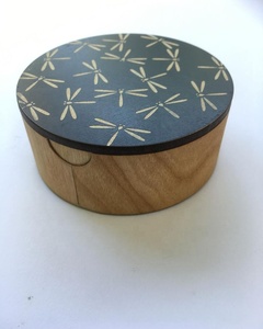 กล่องใส่ขนมปังไม้ทำมือพร้อมฝาปิดและที่คีบ ภาชนะเก็บโรตีคุณภาพพรีเมียมสำหรับห้องครัว ห้องรับประทานอาหาร และการเสิร์ฟ - Product Image 3