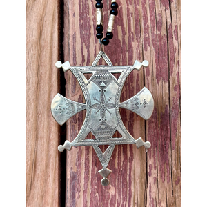 Cruz Tuareg Vintage, Joyería Cultural Coleccionable, Réplica de un Ícono Atemporal - Product Image 1