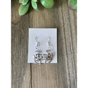 Boucles d'oreilles pendantes en argent sterling faites à la main par des artisans navajo avec des accents de perles de coquillages et de diamants - Product Image 1