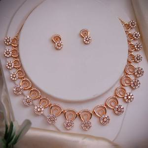 Collier de qualité supérieure avec boucles d'oreilles plaqué or avec alliage de haute qualité avec des pierres de zircone cubique brillantes et claires - Product Image 3