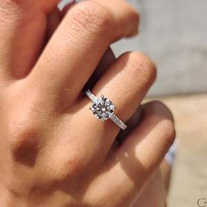 Bague de fiançailles en diamant taille ronde avec un design halo caché unique - Product Image 3