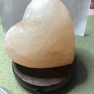 Lámpara de Sal Natural del Himalaya, Blanca, USB, con Luces de Colores Cambiantes, Hecha a Mano - Product Image 5