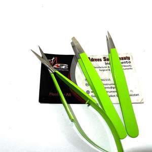 Pinzas para cejas verde claro Logotipo personalizado Pinzas para cejas con puntas puntiagudas inclinadas de acero sostenible con tijera de resorte - Product Image 3