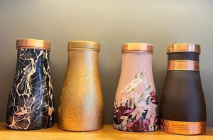 Frasco de jarra de cabecera de cobre puro con vaso Ayurvedic Health Benefits Botella de agua martillada Vasos de plástico No hay revisiones aún - Product Image 5