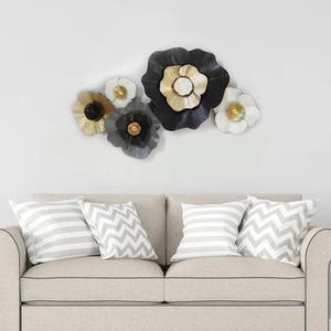 Art mural en métal floral élégant pour une décoration intérieure élégante avec un design de fleurs modernes et un accent luxueux pour le salon - Product Image 2