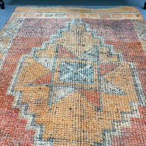 Alfombra Vintage de 2.8x12 pies, Alfombra Turca Roja con Diseño de Puntos - Product Image 3