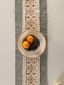 Chemin de table double couche en toile slub premium imprimée au bloc, motif floral, avec pompons, style damassé tissé, noir floral pour salle à manger - Product Image 3