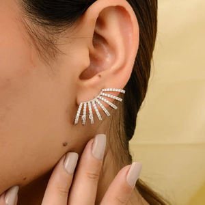 Boucles d'oreilles à clous en forme de griffe multi-couches au design tendance, plaquées or, avec diamants Moissanite, pour femmes et filles, vente en gros de bijoux - Product Image 2