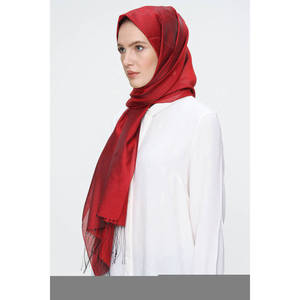 Chal Rectangular de Poliéster Color Borgoña con Borlas - Bufanda de Invierno Suave y Transpirable - Product Image 2
