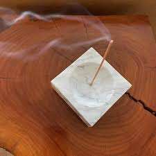 Porta Incienso de Mármol Verde Natural en Capas, Soporte para Varillas de Incienso de Piedra Hecho a Mano, Diseño Escultural en Espiral, Porta Aromas de Mármol Sólido - Product Image 5